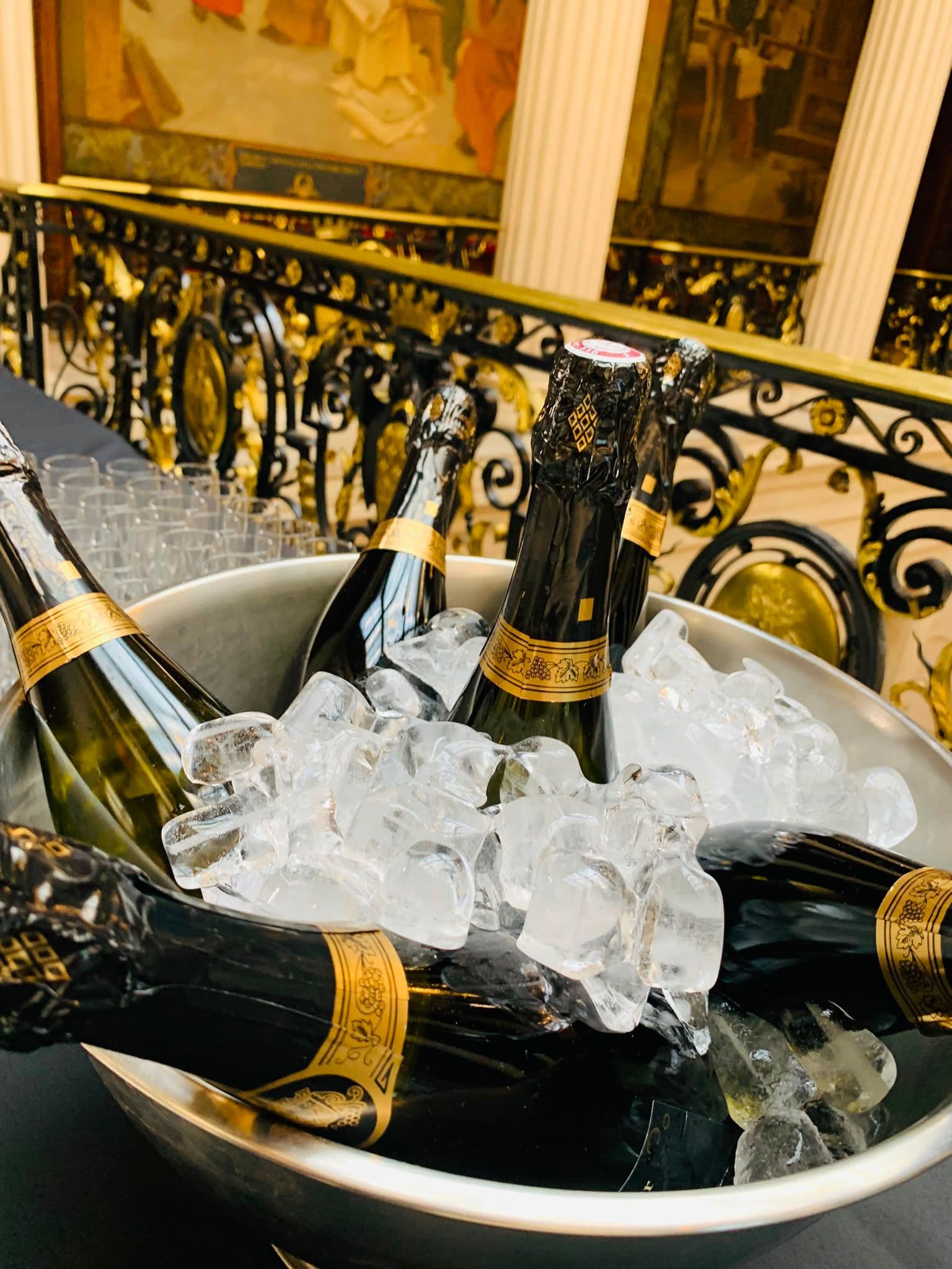 Bouteille de champagne au seau à glace, prête pour le service