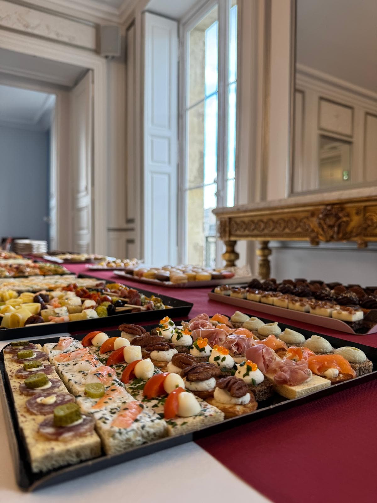 Buffet apéritif dans une salle prestigieuse, dressage par l'équipe SOUBISE