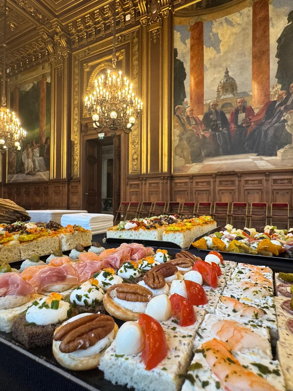 Buffet apéritif dressé dans une salle historique