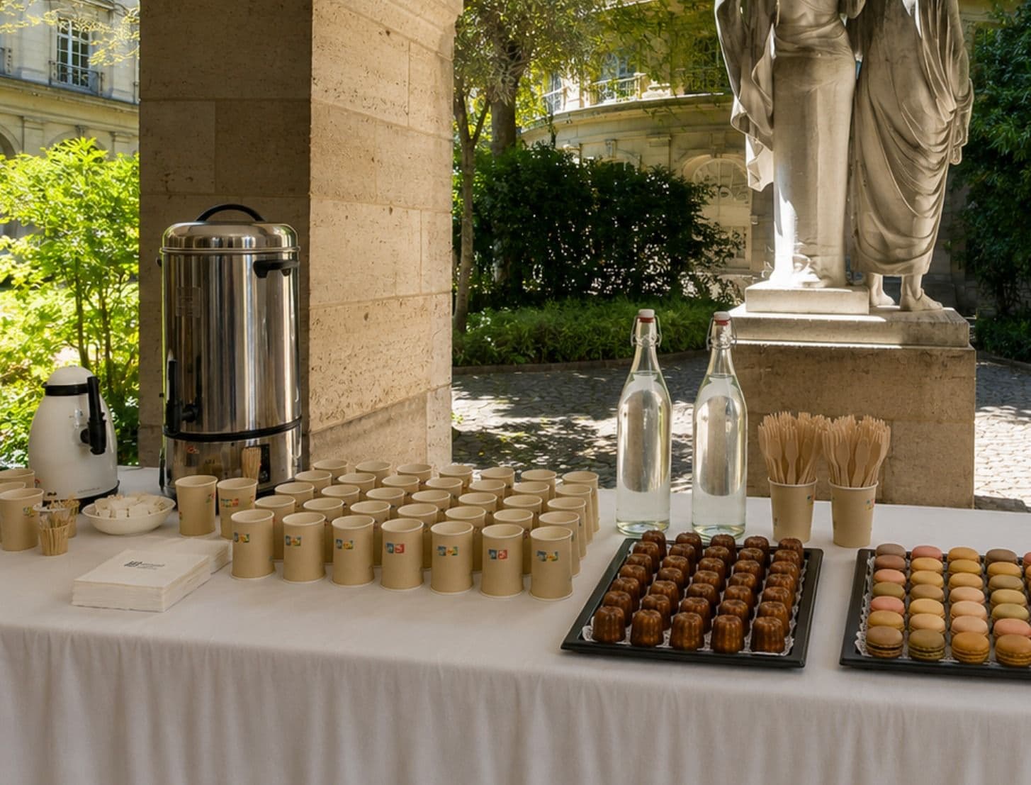 Buffet sucré de mignardises pour la fin d'une réception